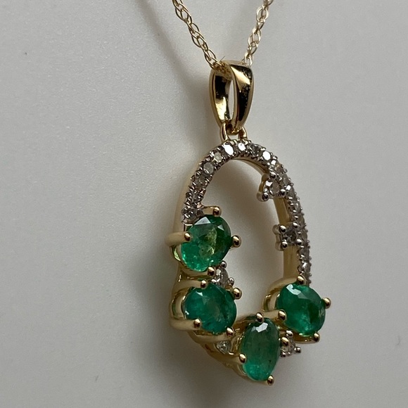 10k Yellow Gold Natural Emerald and Diamond Cluster Pendant with Chain NEW - Picture 2 of 16